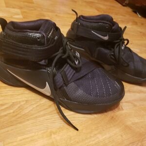 Nike Men's Lebron James Athetic Shoes